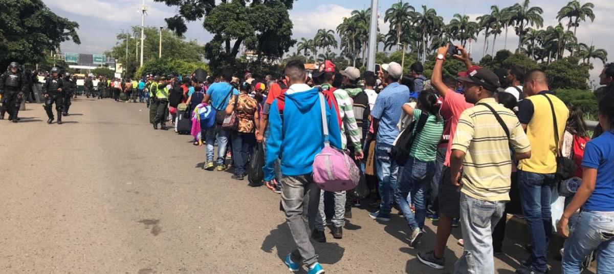 Un cuadrante de la Policía, miembros del cuerpo antimotines y organismos de socorro se apostaron al inicio del puente internacional Simón Bolívar, ubicado entre el municipio Villa del Rosario (Norte de Santander) y la población venezolana de San Antonio, para controlar el flujo migratorio.