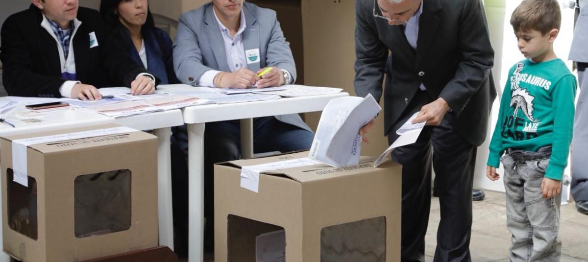 El expresidente Álvaro Uribe, comitiva del CD y su nieto.