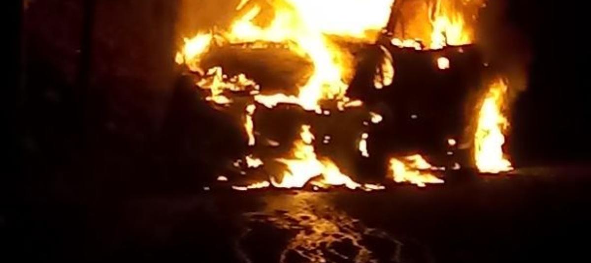 Las llamas llegaron a cubrir por completo el automóvil.