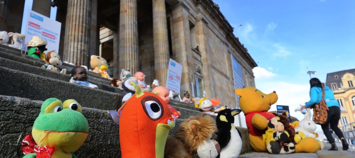 Plantón de juguetes en la Plaza de Bolívar contra el abuso sexual infantil