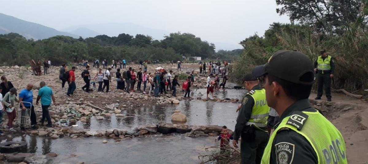Policía Nacional custodia las trochas Los Mangos y La Isla, por donde se registra el mayor flujo irregular de migrantes entre Colombia y Venezuela.