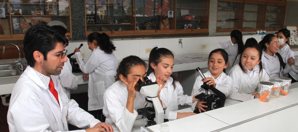 Los estudiantes aprovechan el laboratorio de física, química y ciencias para desarrollar su potencial científico.