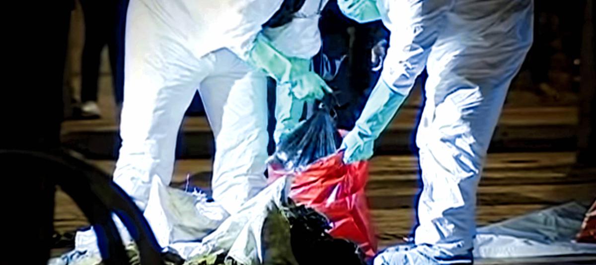 Cámaras de Citytv tomaron las imágenes del levantamiento de los descuartizados abandonados en el barrio Eduardo Santos, en el centro de Bogotá.