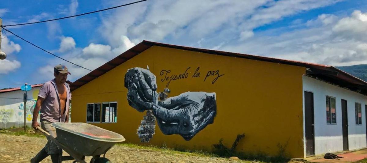 Exsubversivos comparten espacio, en paz y completa armonía, con los integrantes de la Fuerza Pública que los acompañan en la zona de Mesetas (Meta). Los exguerrilleros presentes allí asumen como propia su reincorporación.