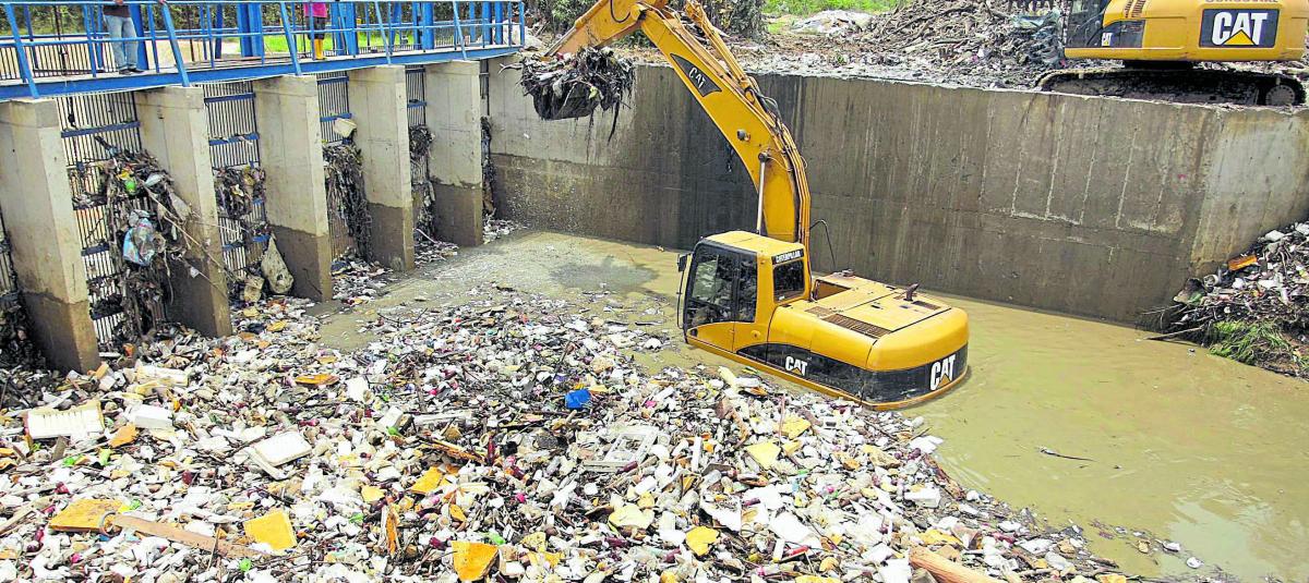 En junio pasado, la alcaldía de Barranquilla reportó que los distintos sucesos llevaron a que de los distintos canales taponados se extrajeran hasta 800 toneladas de basuras.