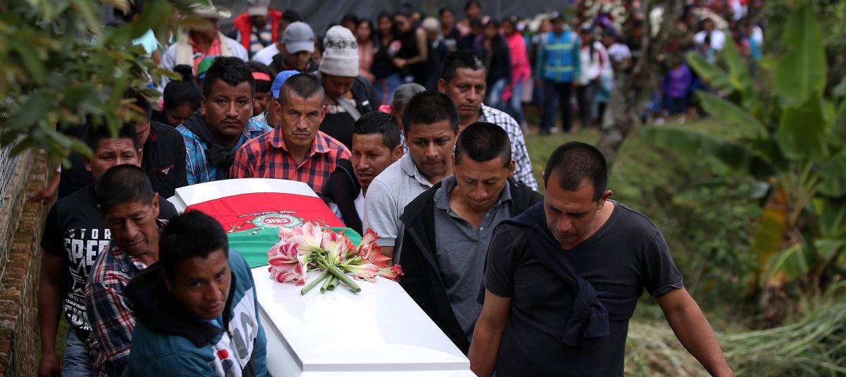 En medio de aplausos, música y lágrimas, fueron trasladados lois cuerpos de los cinco indígenas asesinados en Tacueyó, Cauca.