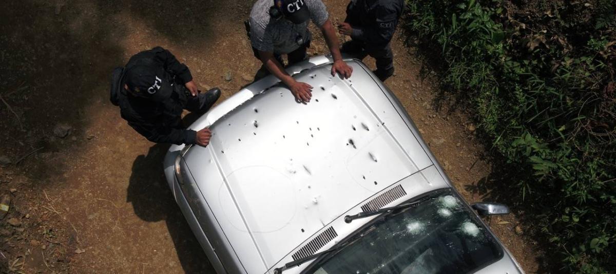 Los funcionarios que hicieron la reconstrucción dispararon a una camioneta similar a la que transportaba a Karina García desde los sitios donde habrían estado los atacantes que perpetraron la masacre. Las imágenes no hacen parte de la reserva del sumario.