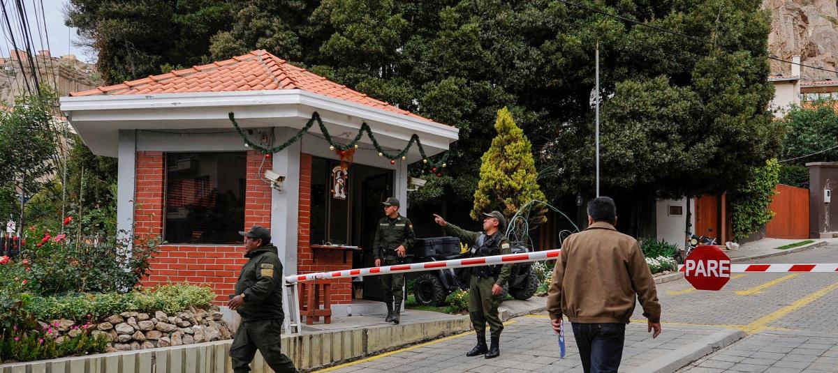 Uno de los puestos de seguridad a la entrada del conjunto donde está ubicada la residencial de la embajadora de México en La Paz.