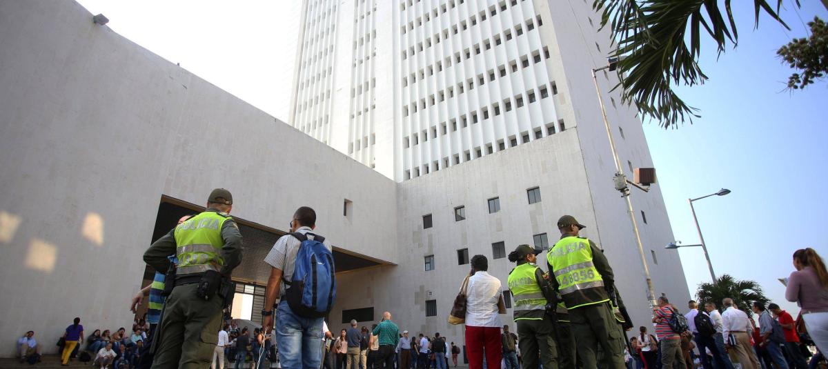 Pánico en el Palacio de Justicia de Cali | Ascensor se desplomó y por poco vuelve a terminar en tragedia: cuatro personas resultaron afectadas