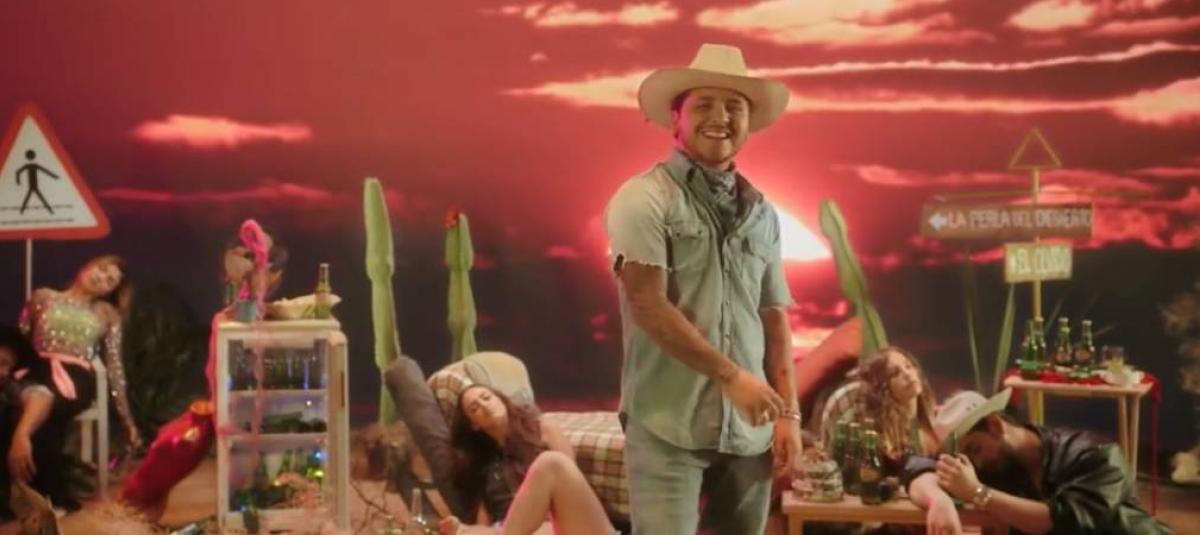 El video tiene una estética muy de la música country estadounidense.