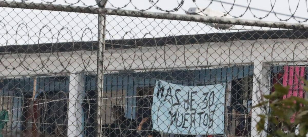 Aunque solo se conoce de heridos, una pancarta sacada por los reclusos, a la que EL TIEMPO le alcanzó a tomar una foto, dice que hay más de '30 muertos' por los motines.