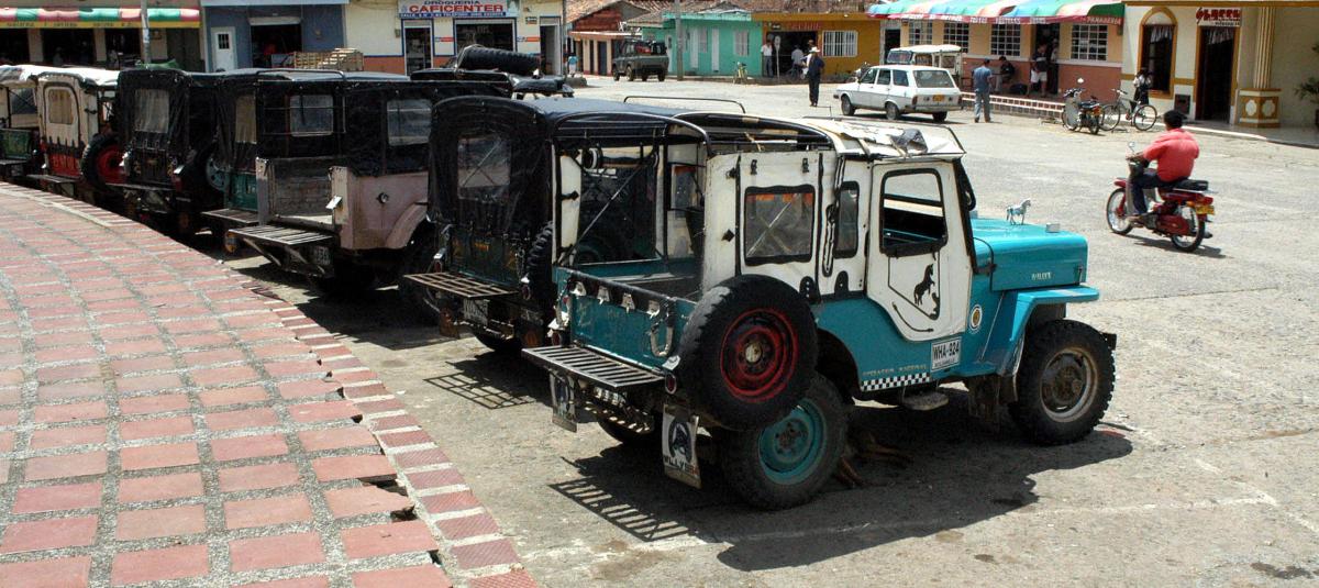 Pánico en El Dovio: hombres armados habrían recorrido el municipio en diez motos e intimidado a los comerciantes