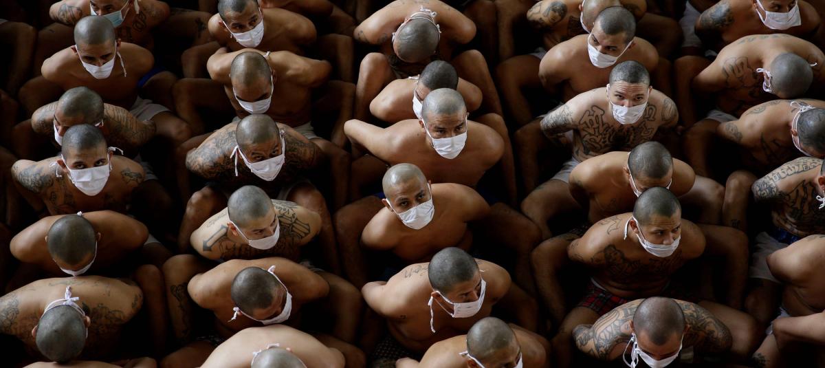 Los prisioneros de la Mara Salvatrucha fueron mostrados a la prensa para demostrar que el gobierno no ha hecho ningún trato con ellos.