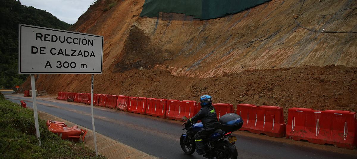 La Policía y el Ejército hallaron cilindros en la vía a Buenaventura: uno tenía un artefacto y fue desactivado