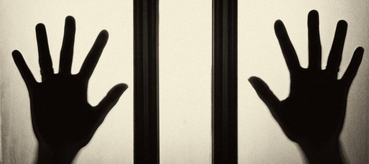 BBC Mundo: Manos contra un cristal