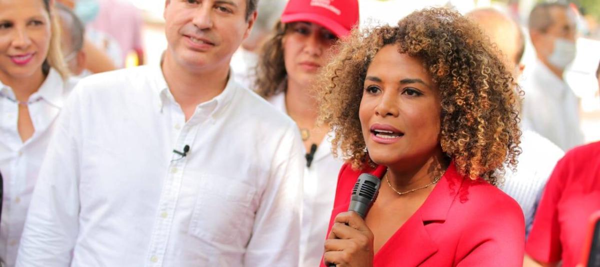 Juan Manuel Galán con Mabel Lara en su tercera parada en Valle del Cauca.