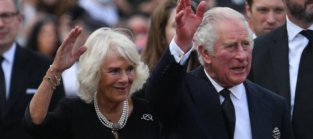 Rey Carlos de Inglaterra : Primer discurso y anuncio de duelo nacional