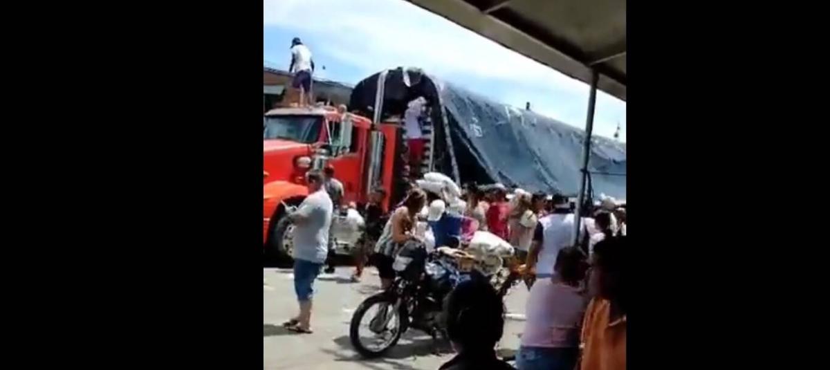 Cientos de personas llegaron hasta la tractomula.