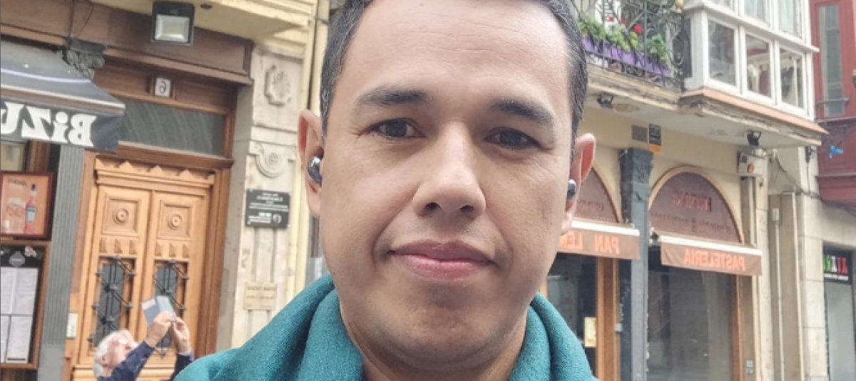 El periodista presenta un tumor maligno en su estómago.