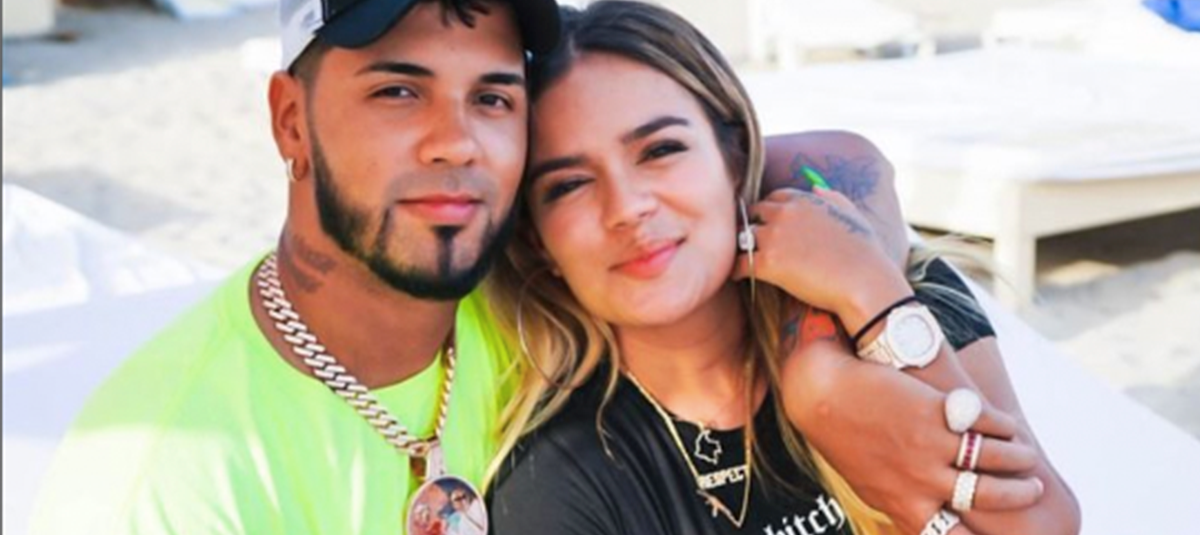 Anuel le pide perdón a Karol G durante un concierto