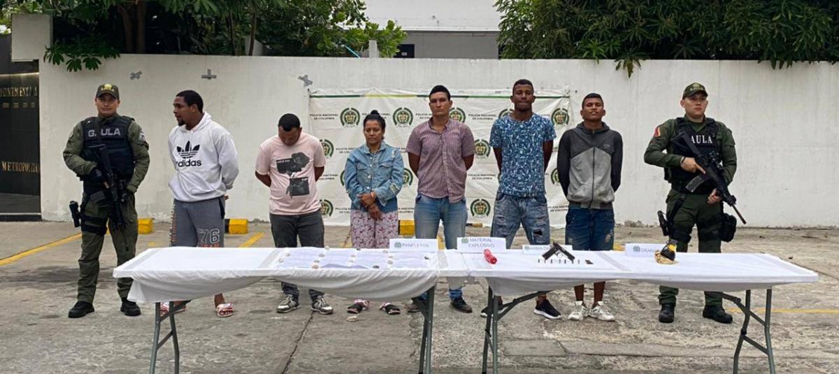 Las autoridades incautaron una granada, una pistola y material explosivo.