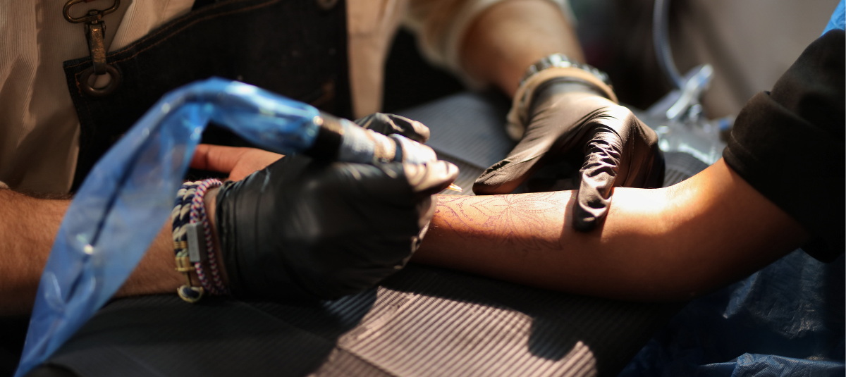 Un tatuaje es una forma de modificación del cuerpo realizada mediante la inserción de tinta.