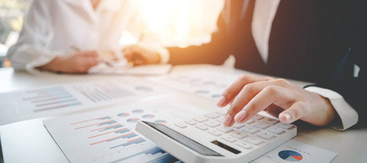 El ahorro inteligente, considerándolo como un gasto esencial, nos permite crear un fondo de emergencia, invertir en proyectos futuros y garantizar nuestra estabilidad financiera a largo plazo.