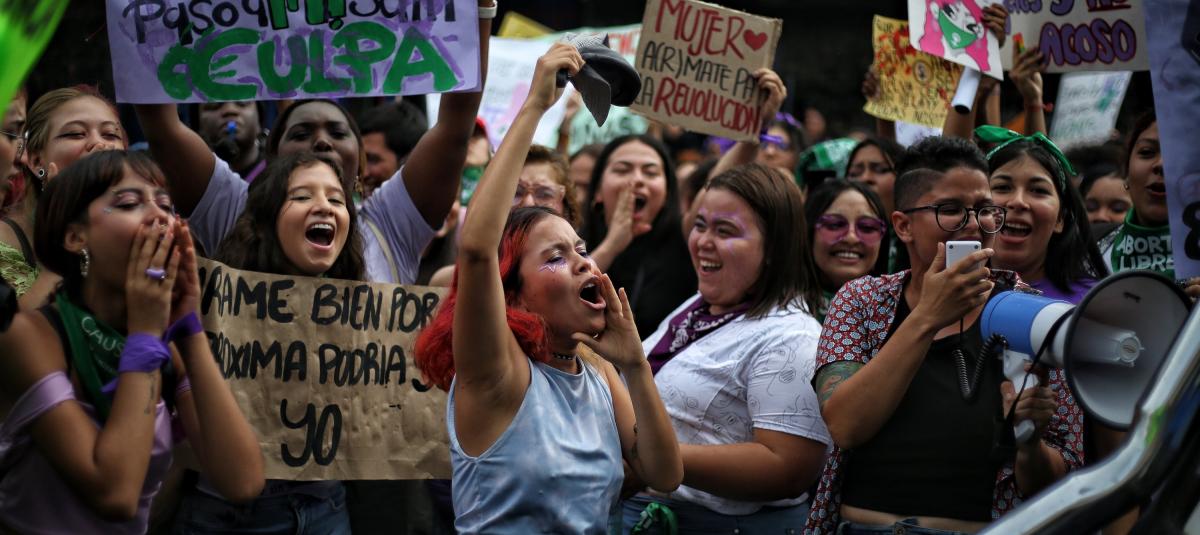 A nivel mundial, las mujeres gozan de dos tercios de los derechos de ...