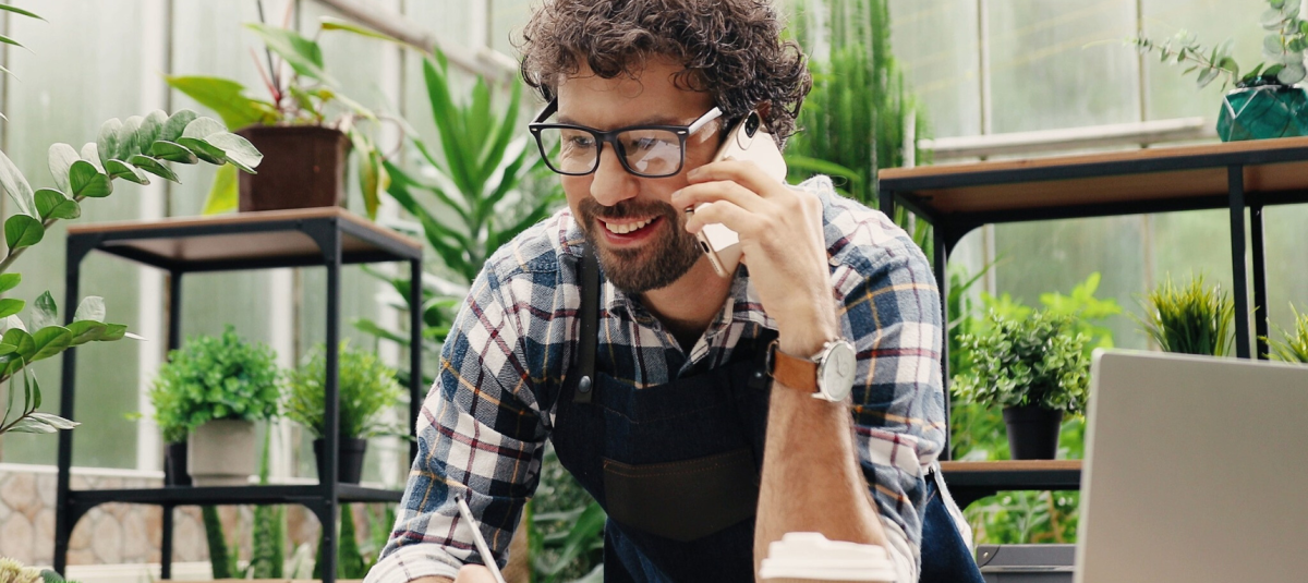 El servicio telefónico del IRS ofrece orientación tanto a individuos como a dueños de negocios.