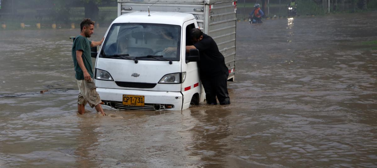 Cali, Colombia 15 mayo 2024
Grave emergencia en el norte y centro de Cali por fuertes lluvias que colapsaron las vías, provocando inundaciones, caída de árboles y que cientos de vehículos quedaran atrapados en las aguas.