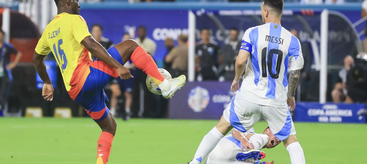 Messi terminó el primer tiempo con una molestia luego de una duelo con Arias.