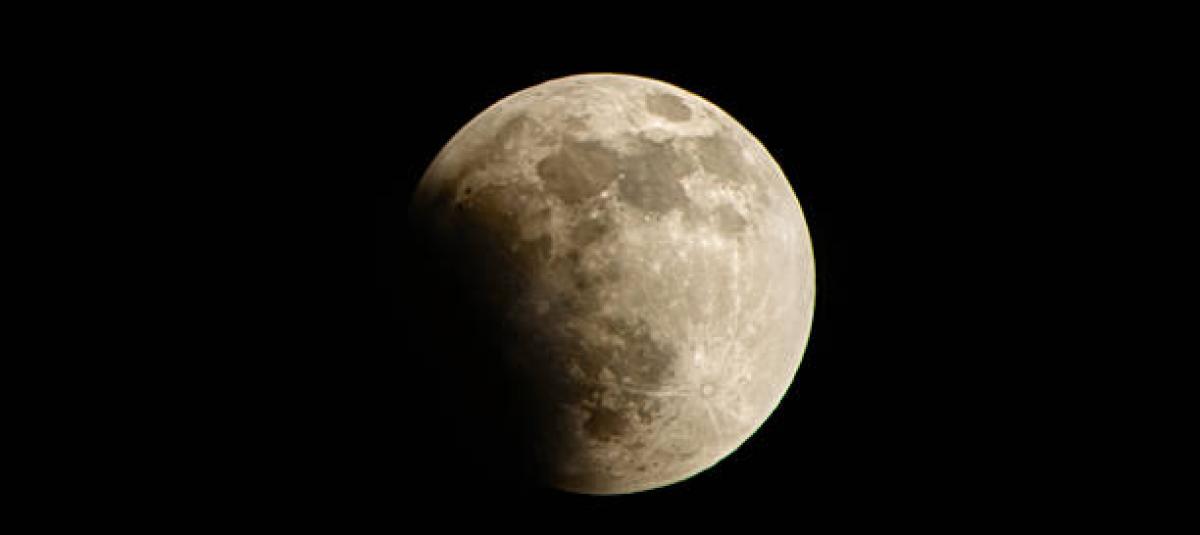 En un eclipse lunar parcial, solo una porción de la Luna atraviesa la umbra.
