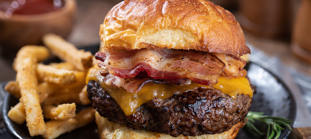 Las hamburguesas deben ser consumidas con las manos y no con cubiertos.