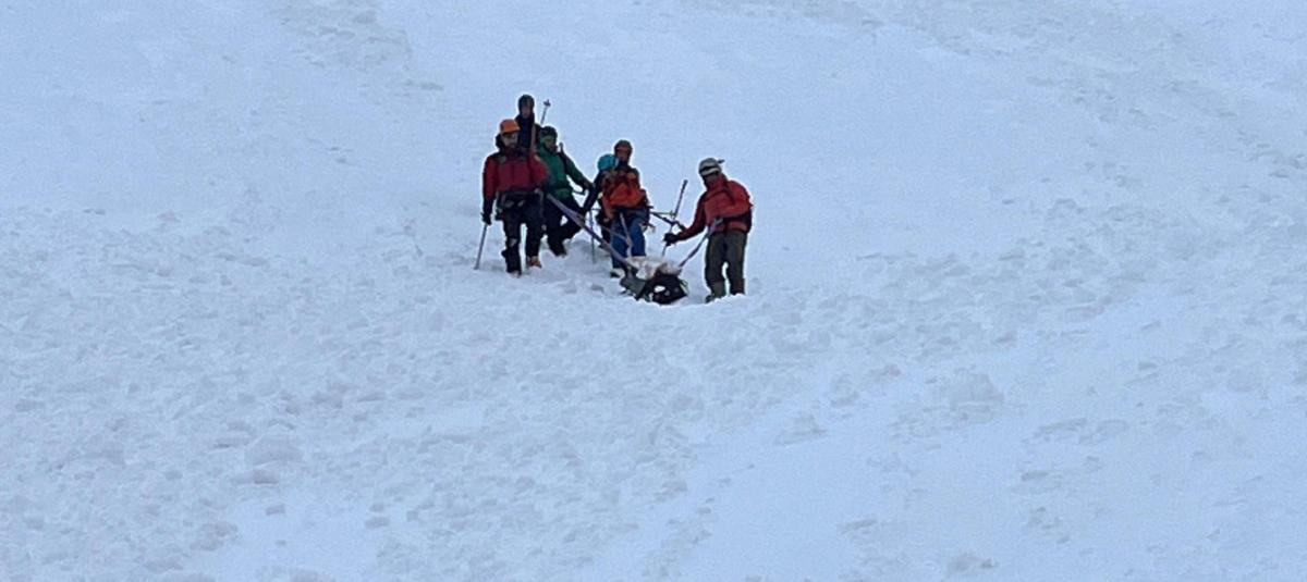 Un hombre pasó toda la noche enterrado bajo la nieve tras una avalancha ...