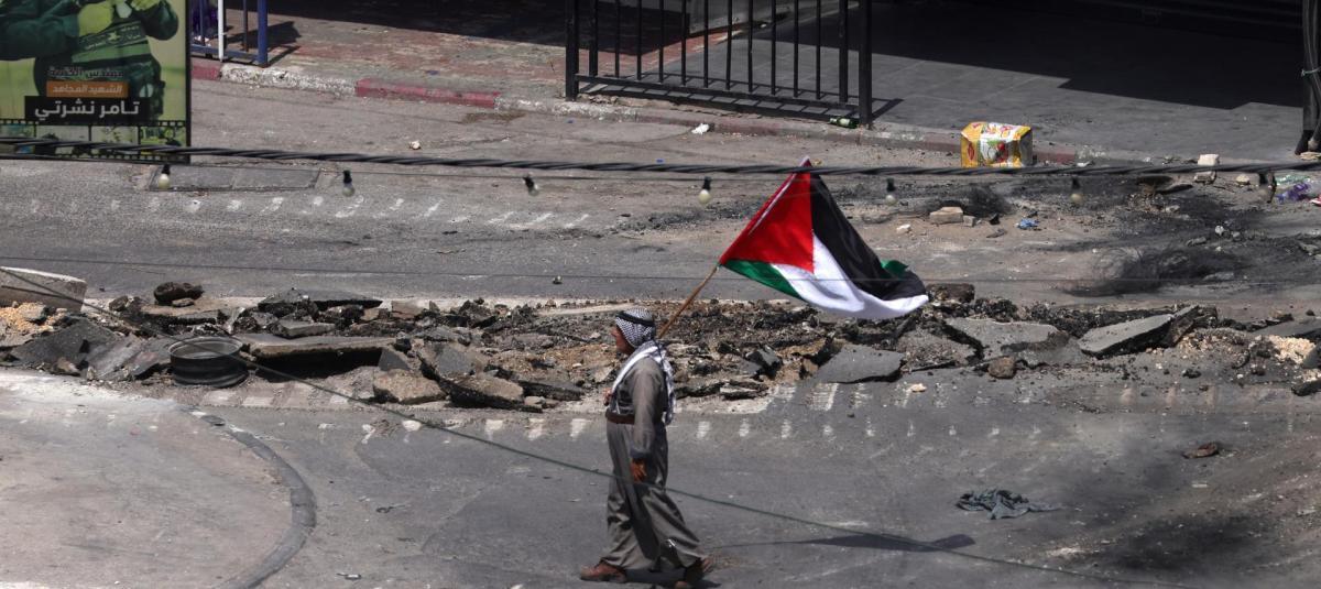 Palestino camina en las calles de Cisjordania.
