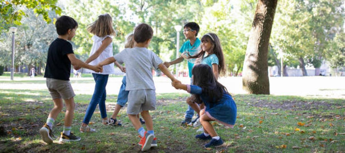 Niños jugando al aire libre