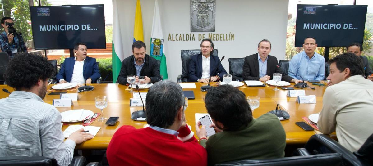 Alcaldes de las ciudades capitales del país pidieron al Gobierno, desde Medellín, ofensiva contra grupos criminales