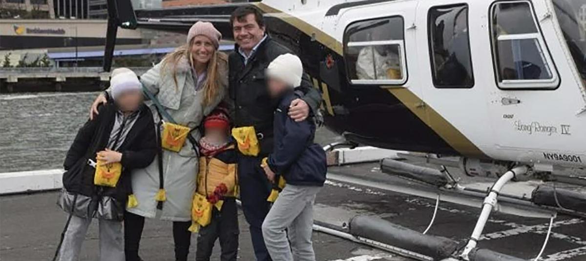 El español Agustín Escobar Cañadas, directivo de Siemens, su esposa, Mercè Camprubí Montal, también directiva en esta empresa, y sus tres hijos.