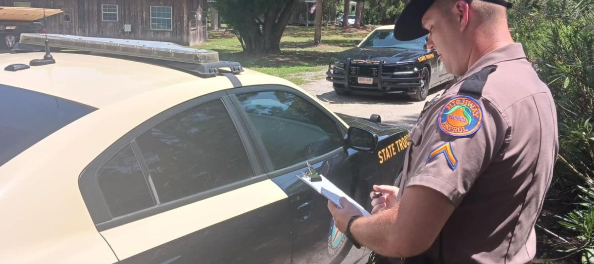 Un oficial de tránsito de Florida revisa los documentos de un conductor.