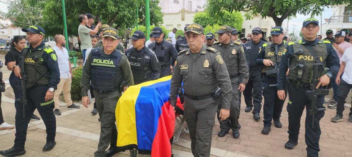 Sepelio de uno de los policías asesinados en esta escalada violenta.