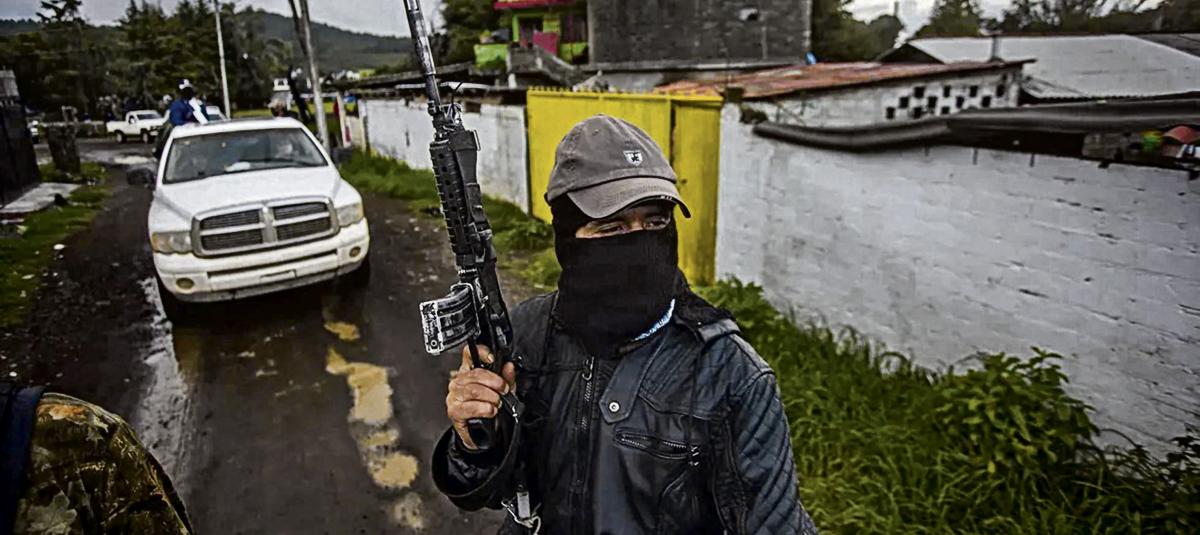 Integrantes del grupo de autodefensa Pueblos Unidos realizan labores de guardia en plantaciones de aguacate en Ario de Rosales, estado de Michoacán (México).