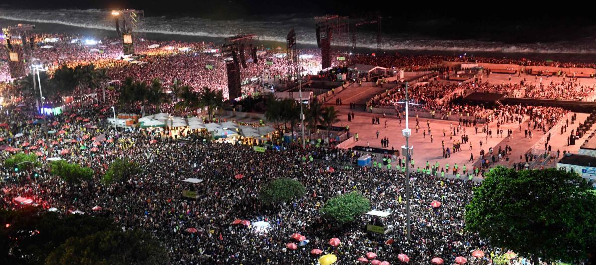 Aerial view of fans waiting for the mega-concert of US pop star Lady Gaga at Copacabana beach in Rio de Janeiro, Brazil on May 3, 2025. (Photo by Daniel RAMALHO / AFP)