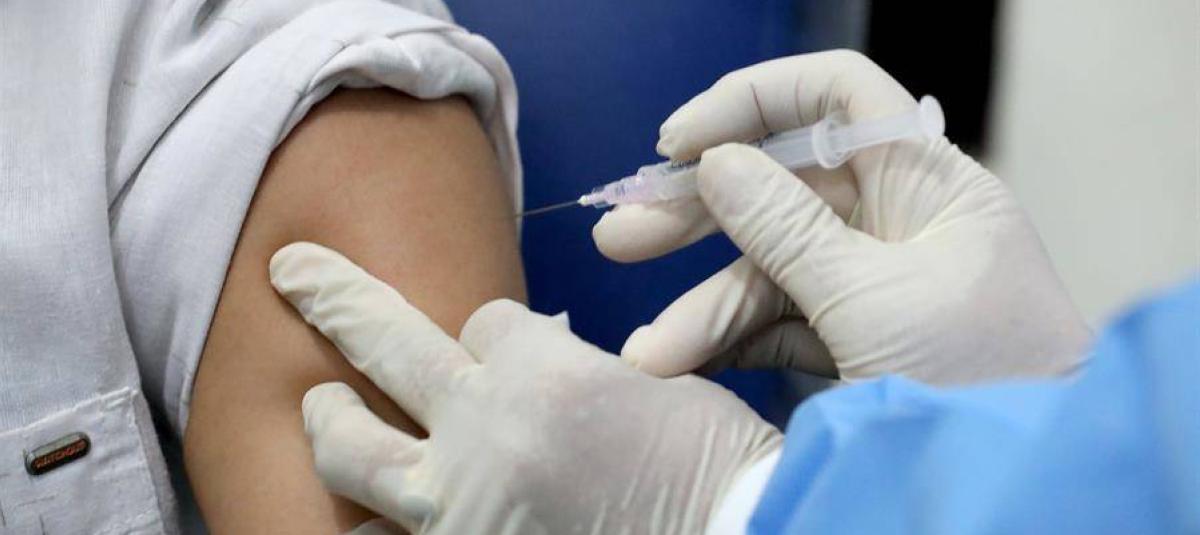 ¿Brazo izquierdo o derecho? La ciencia revela que sí importa dónde se ponen las vacunas