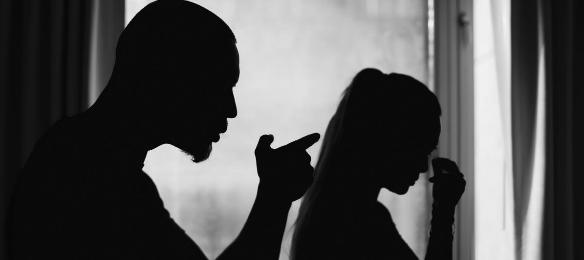 La mujer abandonó su hogar debido al maltrato físico y amenazas de su esposo.