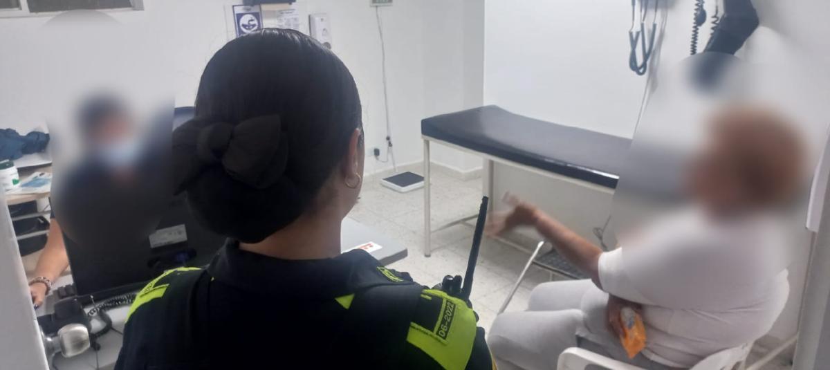 La triste historia de adulta mayor, al parecer, obligada por su hija a vivir en el antejardín de su casa en Cali