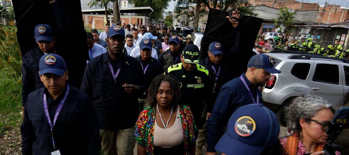 'Nos han sembrado miedo, pero el Gobierno está aquí': vicepresidenta Francia Márquez, en zona de atentado en Cali