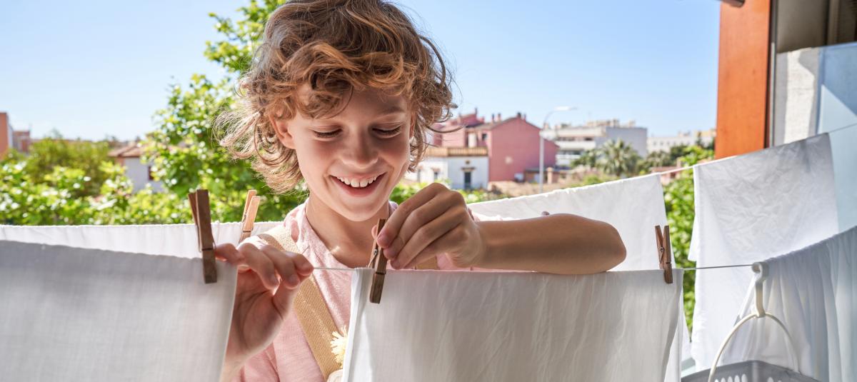 ¿Para qué sirven los pequeños agujeros en las pinzas de ropa? No son solo diseño, tienen una función práctica
