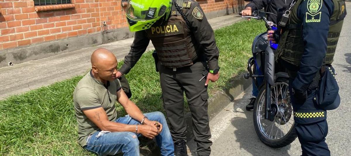 Funcionario del CTI evitó que un hombre agrediera con arma blanca a un agente de tránsito, en el sur de Cali
