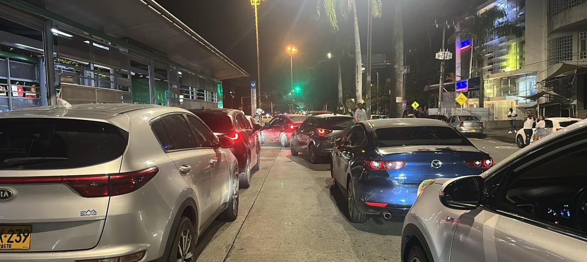 Multas a dueños de más de 60 carros por parquearlos en el carril exclusivo del MIO, mientras estaban de rumba