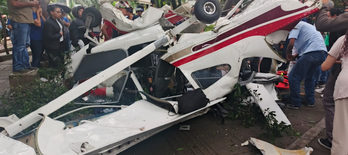 Emergencia en Medellín: una avioneta se estrelló en plena vía pública del barrio Laureles, estos son los dos pasajeros heridos